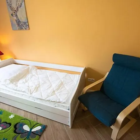 Mit Terrasse Und Garten In 펜션