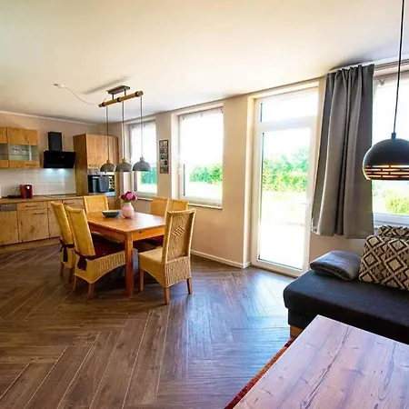 펜션 Mit Terrasse Und Garten In *