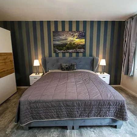 Mit Terrasse Und Garten In