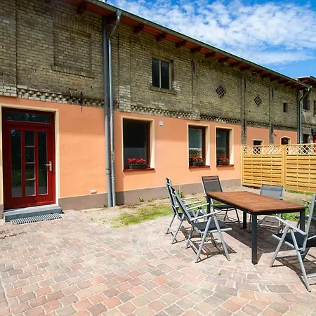 Mit Terrasse Und Garten In 펜션