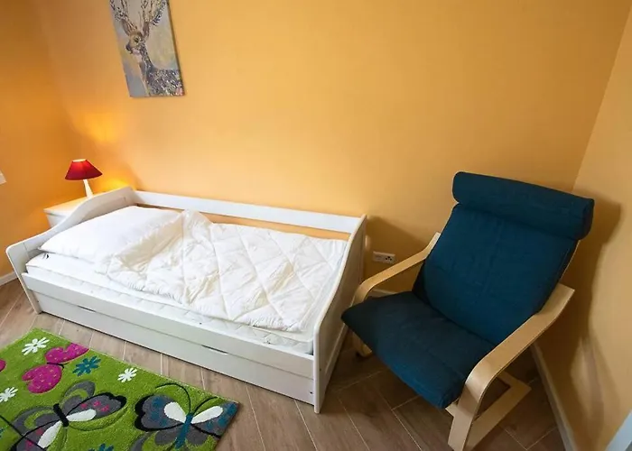 Mit Terrasse Und Garten In بيت للعطل