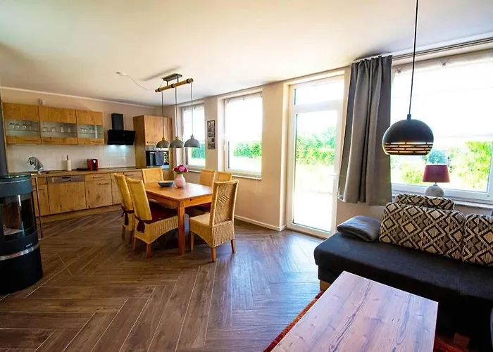 بيت للعطل Mit Terrasse Und Garten In *