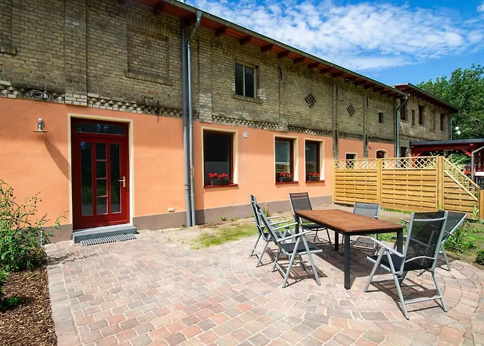 Mit Terrasse Und Garten In بيت للعطل